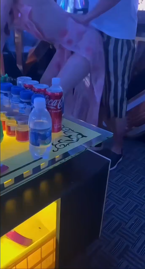 Karaoke Bar yang Kacau dan Penuh Nafsu